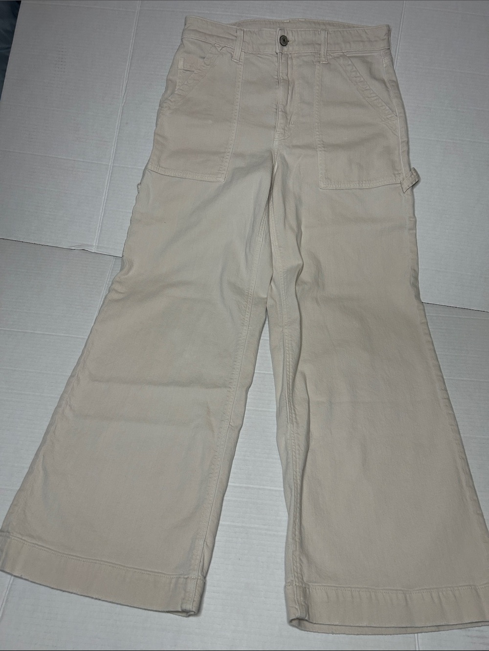 American Eagle Size 6 Ivory Stretch Cargo Pants with wide legs